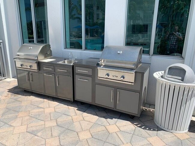 Building Photo - 300 S Australian Ave