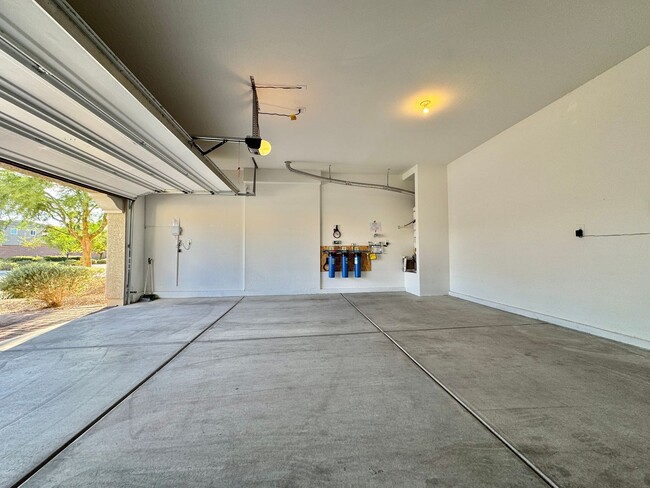 Building Photo - Newer Home with Gated Community Single Fam...