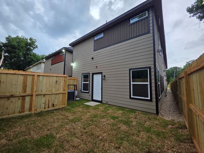 Building Photo - Stunning Duplex with Garage & Modern Finishes