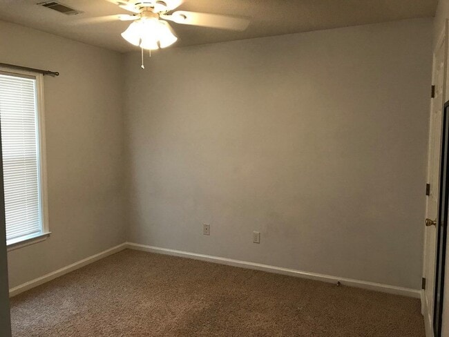 Building Photo - 2 Bedroom 2 Bath Townhouse