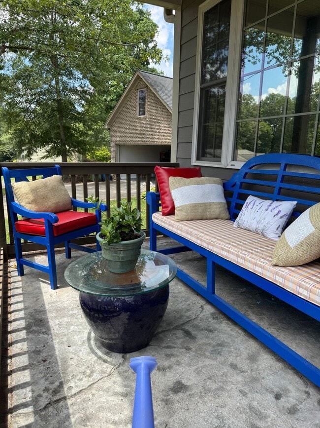 Building Photo - Charming 3 Bed 2.5 Bath Furnished Cottage ...