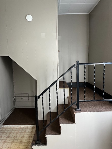 Building Photo - 445 Main St