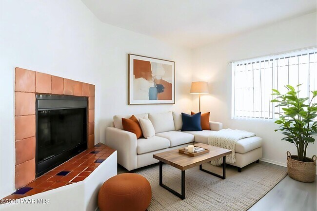 Building Photo - 354 W Delano St