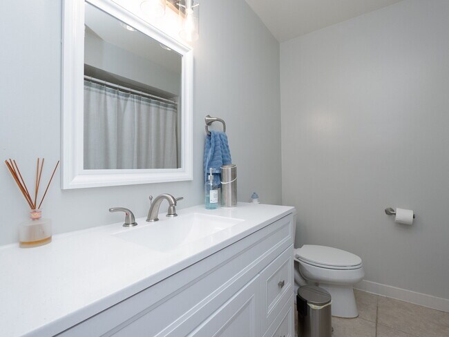 Building Photo - "Discover Serenity: Spacious 2-Bed, 2-Bath Condo in Vibrant Sarasota!"