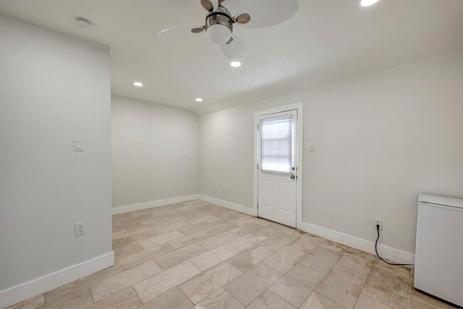 Building Photo - 3071 Locke Ln