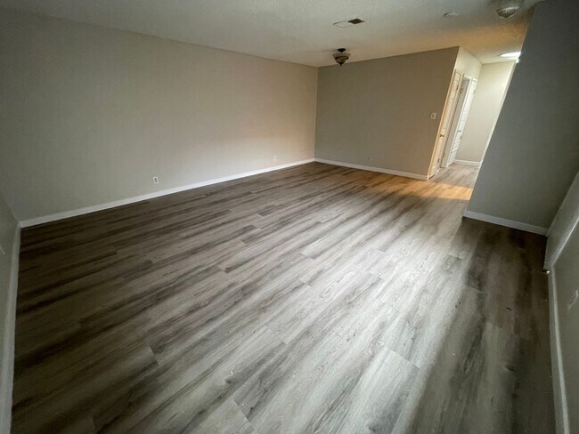 Building Photo - Wonderful 3 Bedroom Move-In Ready