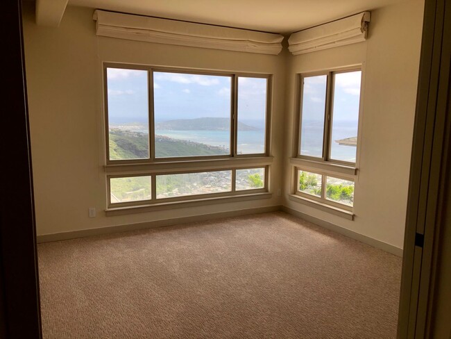 Building Photo - 3/2.5/2 Home - Located in the Beautiful Gated Community at Kahalakua- Endless Views!