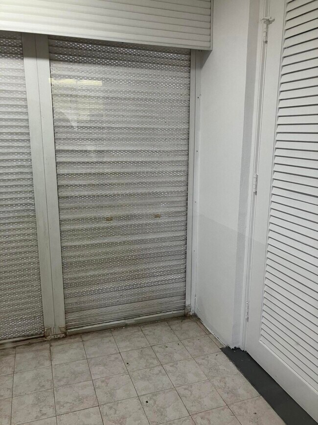 Building Photo - 5483 Cresthaven Blvd