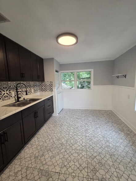 Building Photo - 16 N Primrose Dr