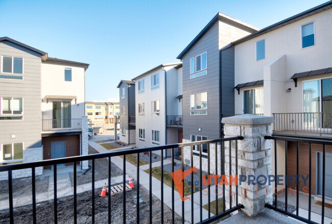 Building Photo - 982 W 380 S