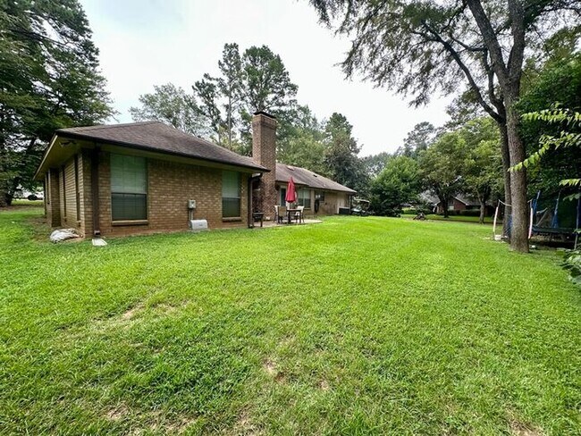 Building Photo - Updated 3-Bedroom 2.5 Bath Retreat in Whit...