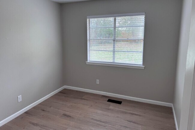 Building Photo - 149 Ruth St