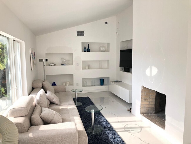 Building Photo - 9007 NE 10th Ave