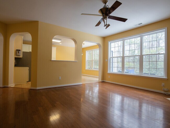 Building Photo - 4 bed townhouse available now!