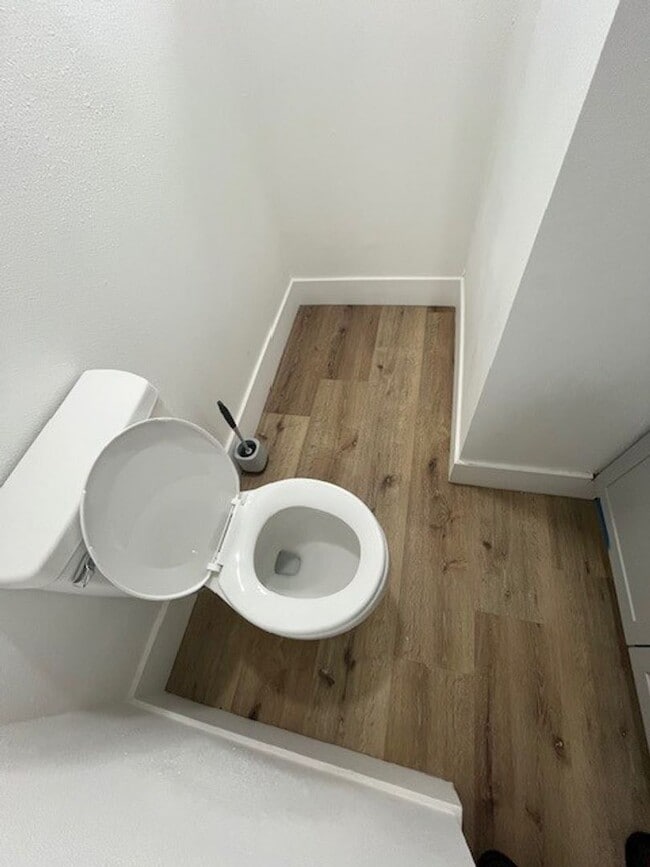 Building Photo - 916 N Mooney Blvd