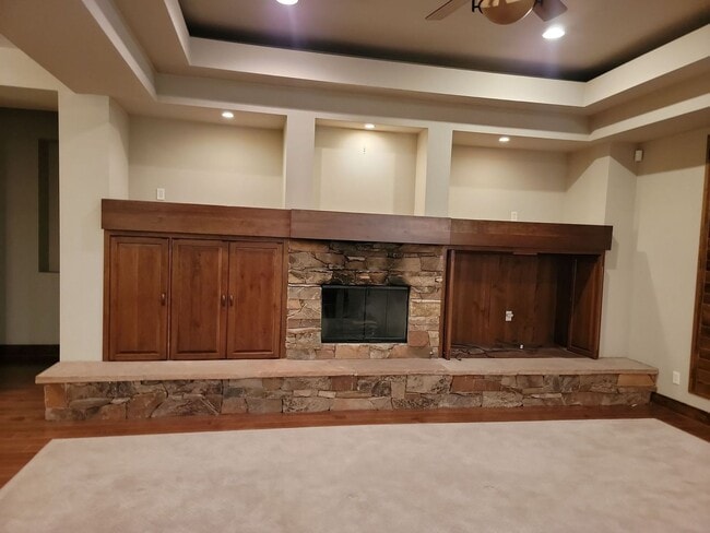 Building Photo - Stylish 4 Bedroom Home with Large Living S...