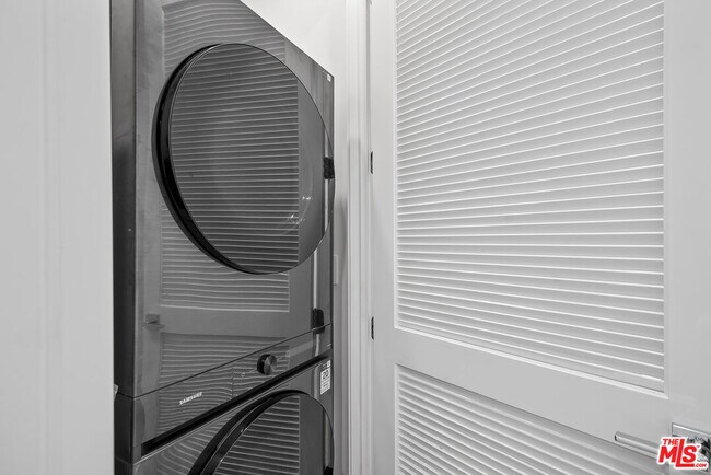 Building Photo - 3232 S Barrington Ave