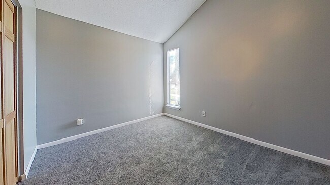 Building Photo - Great 3/2 patio home available now!