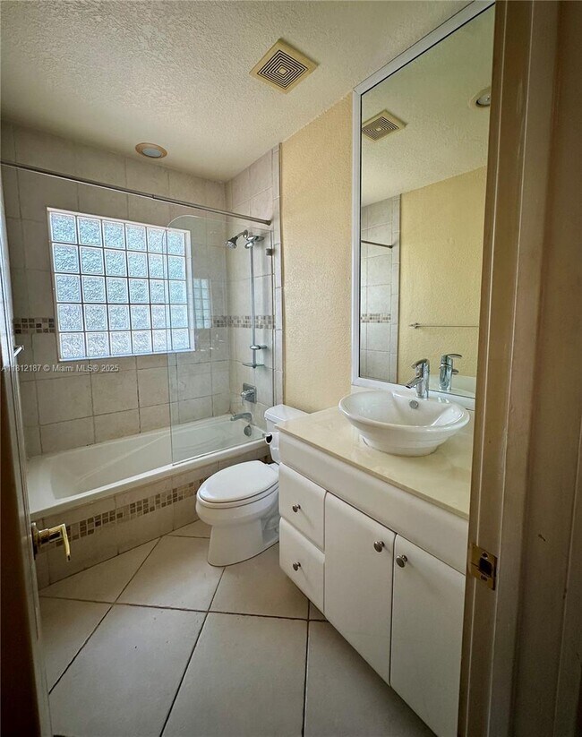 Building Photo - 1423 Holly Heights Dr