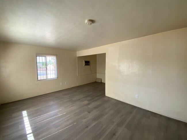 Building Photo - 2 Bedroom Single Story Home Available Near...
