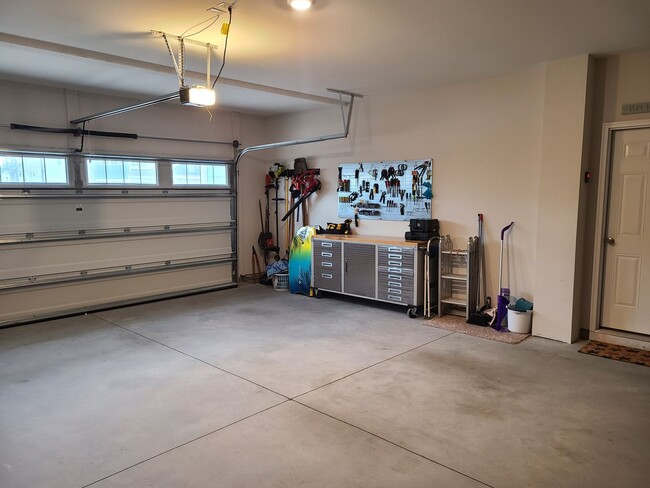 Building Photo - 4 Bed, 2.5 Bath located in Mimosa Bay Comm...