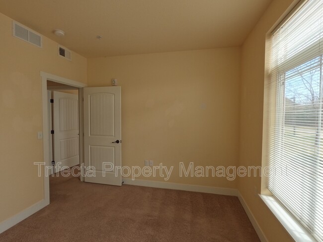Building Photo - 2445 Windrow Dr