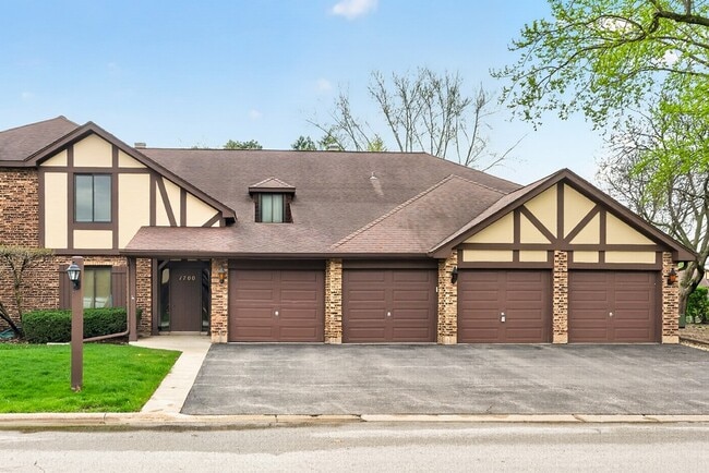 Building Photo - 1700 Lakecliffe Dr