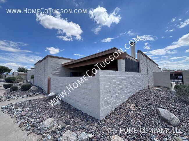 Building Photo - 5215 E Bermuda St