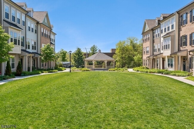 Building Photo - 10 Cortland Ct