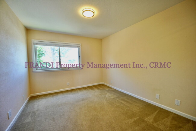 Building Photo - Top Floor Corner Unit with Mountain and Ba...