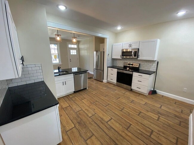 Building Photo - Stylish 3-Bedroom 2.5 Bath Available in Lancaster City