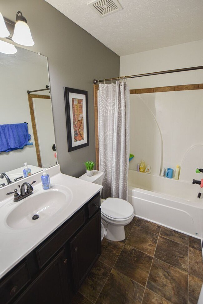 Building Photo - Pet Friendly Three Bedroom!