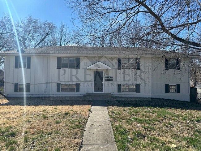 Primary Photo - 240 W Kump Ave