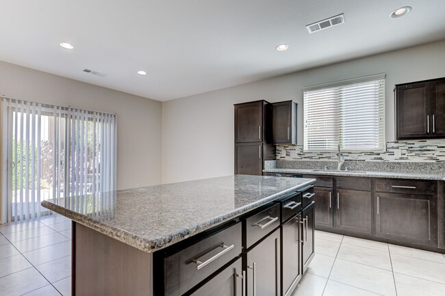 Building Photo - House For Rent! 4 beds, 3 baths Community ...