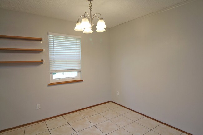 Building Photo - Cozy 3-Bedroom Home Near Downtown Pensacol...