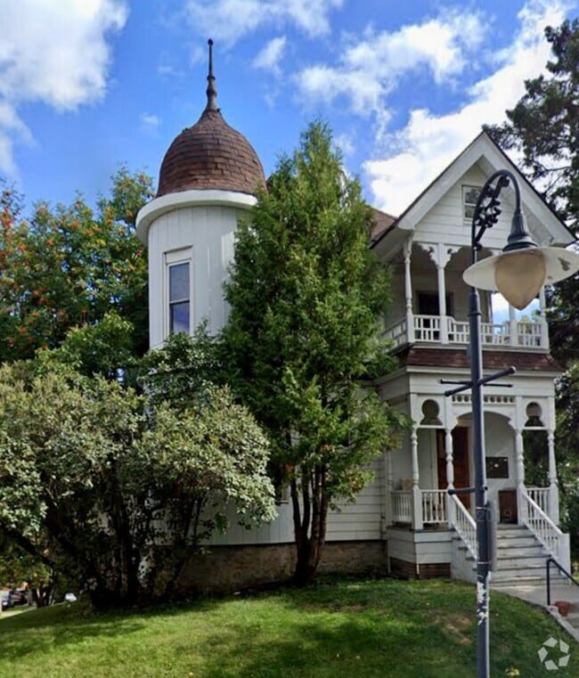 Building Photo - AVAILABLE JULY - 1 BEDROOM/1 BATHROOM CENT...