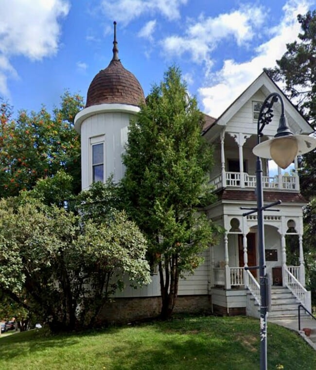 Building Photo - AVAILABLE May 1st - 1 Bed 1 Bath Upper Apt in Historic Building