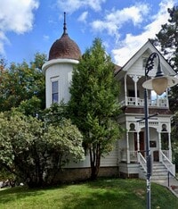 Building Photo - AVAILABLE May 1st - 1 Bed 1 Bath Upper Apt in Historic Building