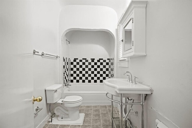 Building Photo - 212 W 43rd St