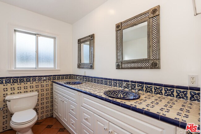 Building Photo - 1557 N Stanley Ave