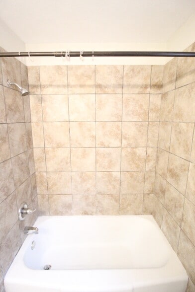 Building Photo - 2436 Huntleigh Dr