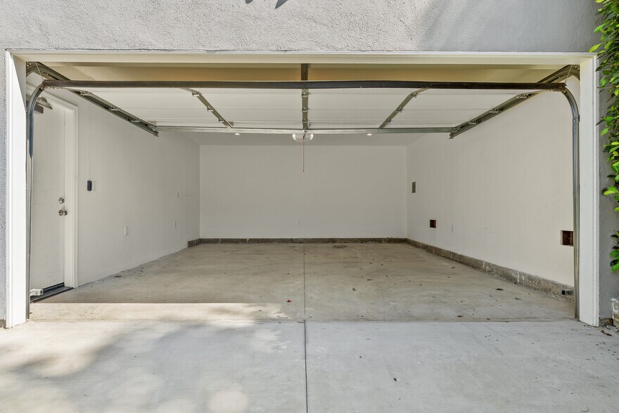 Garage - 4242 Van Nuys Blvd