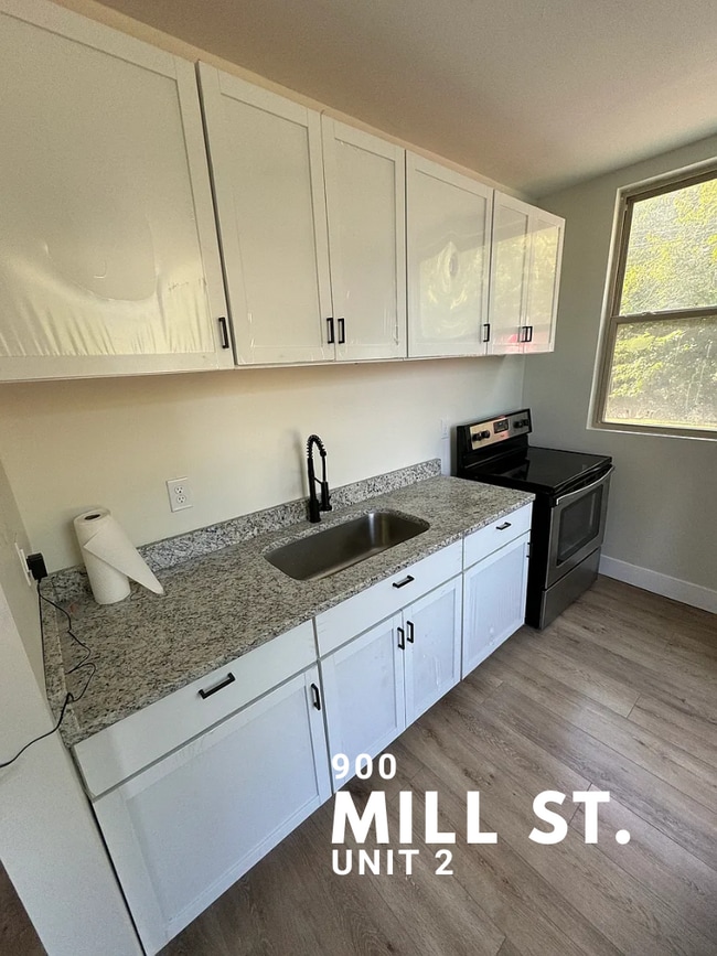 Building Photo - 900 Mill St