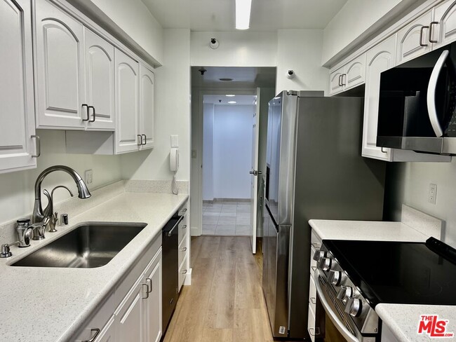 Building Photo - 10390 Wilshire Blvd