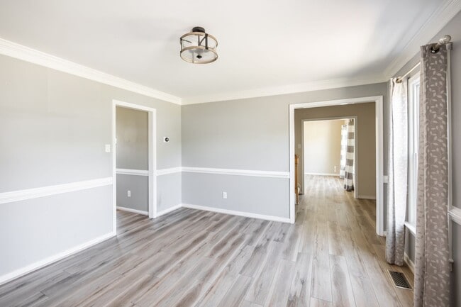 Building Photo - Large 4 Bedroom, 2.5 Bathroom Home in Mech...