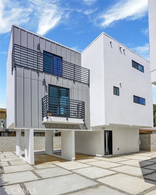 Building Photo - 1211 N Kingsley Dr