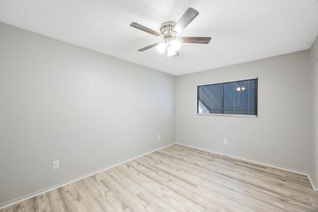 Building Photo - Renovated Town Home 2 bedroom 1.5 bath ** ...