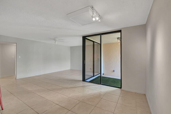 Building Photo - 950 Lavers Cir