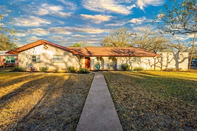 Building Photo - 1208 Crenwelge Dr