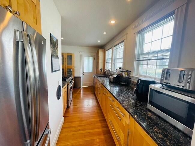 Building Photo - 10 Vincent Ave